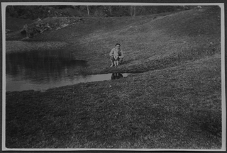 Mario Bernasconi con il suo cane in riva a un laghetto