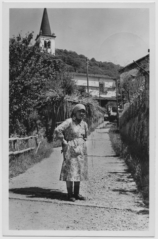 Maria Bassi con la gerla sulla salita Don Rovelli a Sonvico