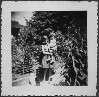 Due bambine a casa Quattrini a Comano