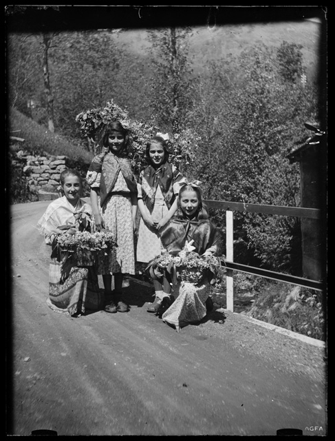Bambine vestite per il canto del Primo Maggio alla cappellina di Odogno