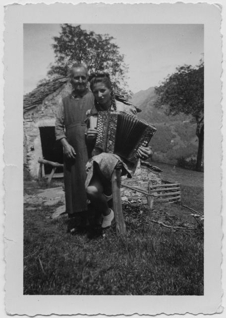 Donne con fisarmonica ai monti di Lotri