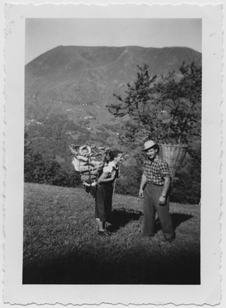 Coppia ai monti con la gerla