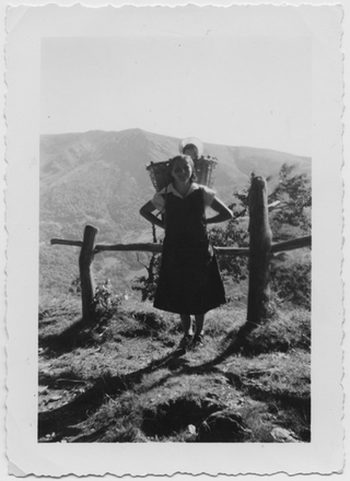 Donna con bambino nella gerla