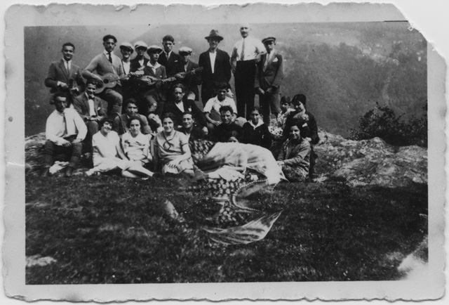 Gruppo in posa sopra a un prato