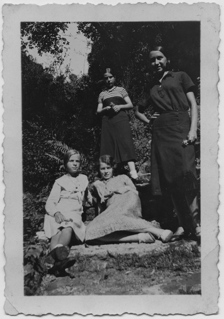 Ragazze in posa a San Bernardo a Comano