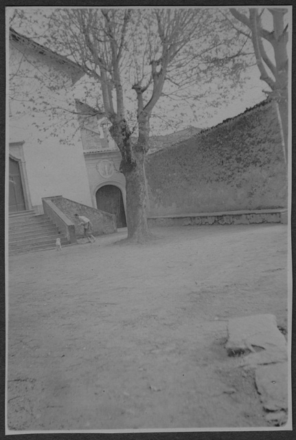 Mario Bernasconi gioca con il cane nel piazzale del Convento di Bigorio