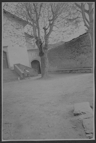 Mario Bernasconi gioca con il cane nel piazzale del Convento di Bigorio
