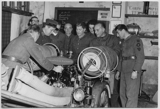 Membri del Corpo Pompieri Capriasca durante un'ispezione