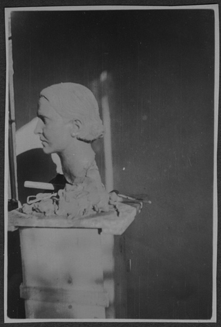 Testa scolpita da Mario Bernasconi, in lavorazione