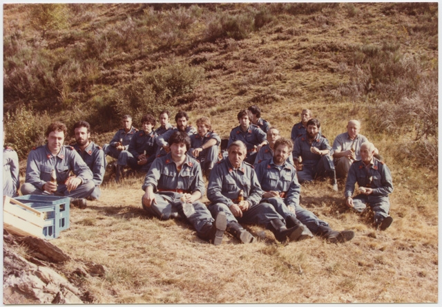 Corpo Pompieri Capriasca a riposo sopra a un prato