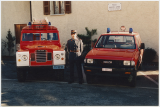 Comandante Ferruccio Landis in posa tra i veicoli del Corpo Pompieri Capriasca