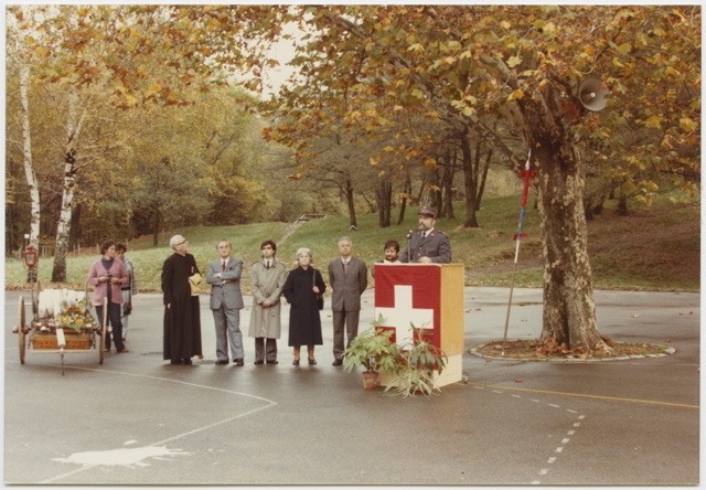 Discorso del comandante dei pompieri Aldo Morosoli sul piazzale della caserma a Tesserete