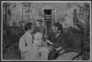 Mario Bernasconi con un amico nel giardino di casa