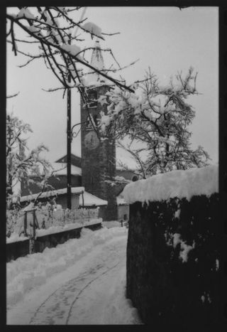 Veduta di Comano dopo una forte nevicata