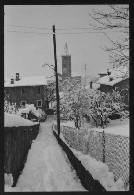Veduta di Comano innevata