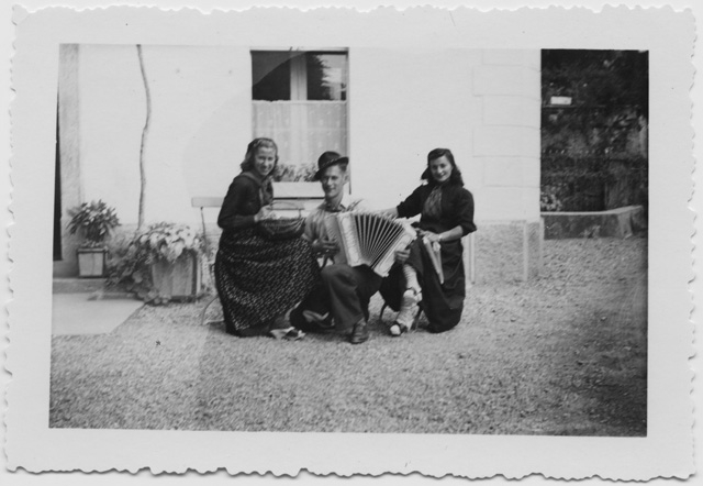 Elena Rutz e Francesca "Cecchina" Albertini davanti all'Hotel de la Poste