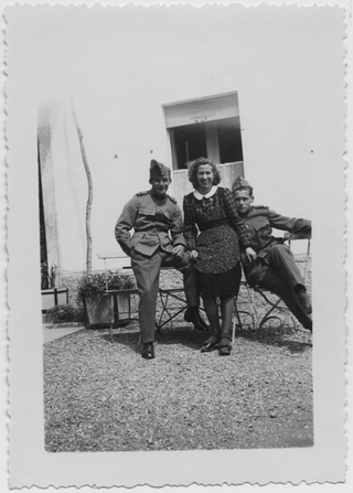 Elena Rutz, Geo Albertini e Walter Rutz davanti all'Hotel de la Poste