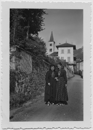 Francesca "Cecchina" Albertini e Elena Rutz su strada Nova a Sonvico