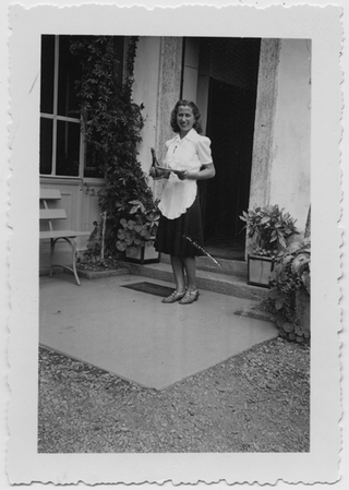 Elena Rutz in divisa da cameriera all'Hotel de la Poste a Sonvico