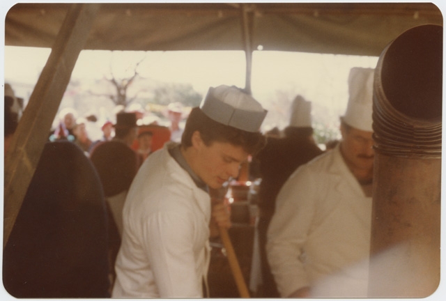 Valerio Soldini durante la preparazione del pranzo di carnevale a Comano