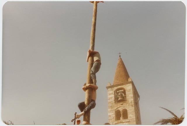 Ascesa al palo della cuccagna a Comano