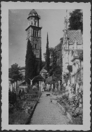 Chiesa e vialetto verso il cimitero