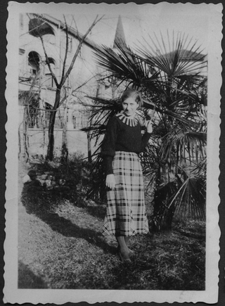 Elena Rutz in posa in un giardino a Sonvico