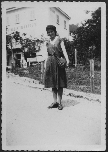 Elena Rutz davanti all'Hotel de la Poste a Sonvico