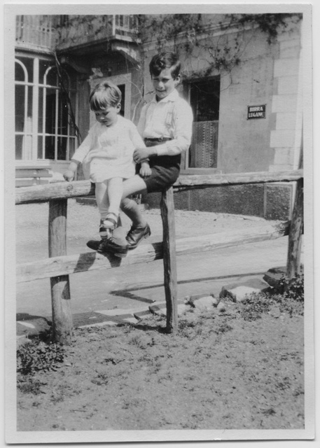 Bambini davanti all'Hotel de la Poste a Sonvico