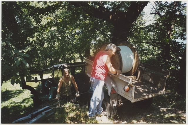 Renzo Leonardi e Pierlivio Ferrario allacciano l'oratorio di San Bernardo alla rete di luce e acqua