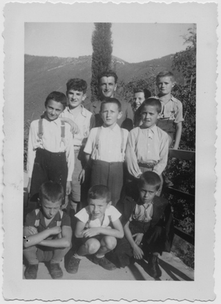 Camillo Bettosini in posa con un gruppo di ragazzi