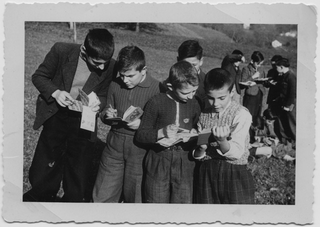 Classe scolastica durante una lezione all'aperto