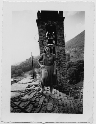 Carmen Mini-Riva in posa sul tetto della chiesa di Santo Stefano a Tesserete