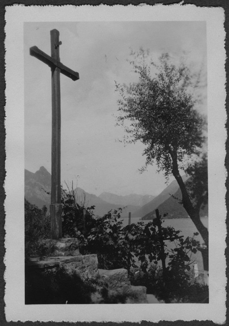 Crocefisso e vista sul lago di Lugano