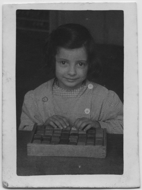 Rita Panizza con un gioco da tavola