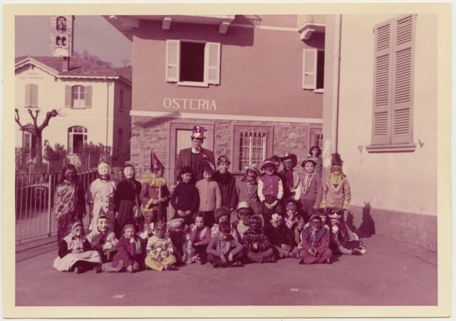 Alunni di prima e seconda elementare in posa durante il carnevale di Comano