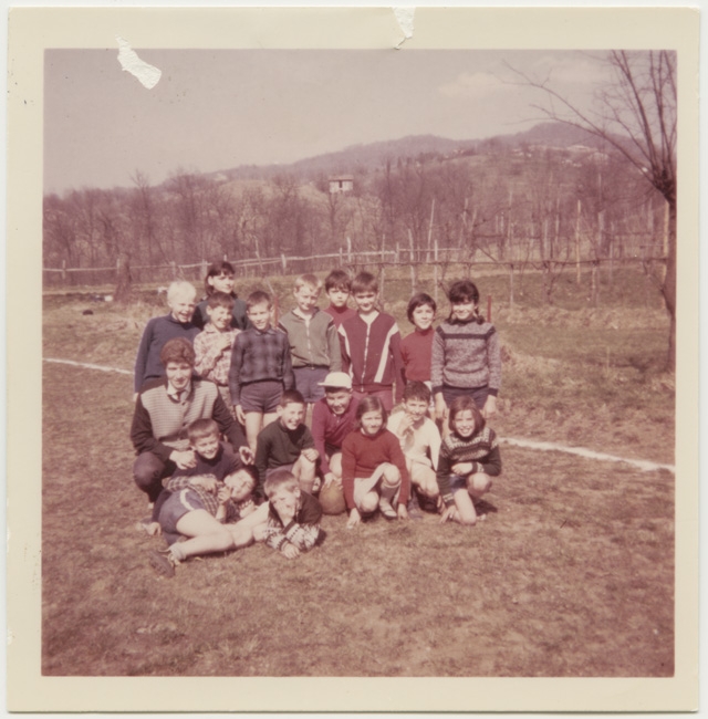 Alunni di Comano in posa con il maestro Carlo Anselmini