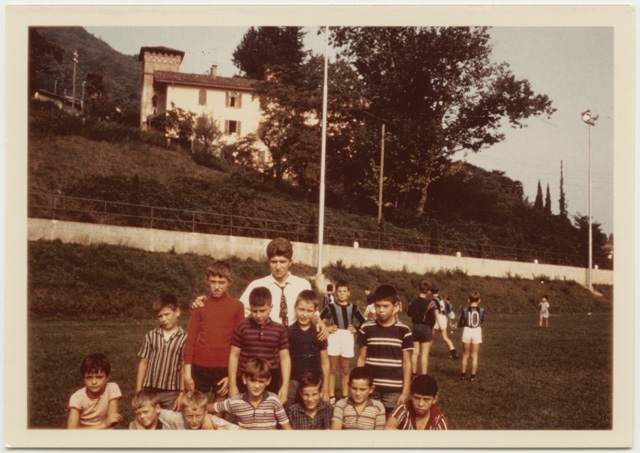 Alunni di Comano durante un torneo di calcio a Ponte Tresa