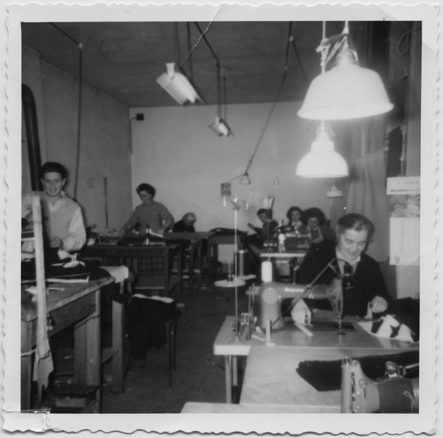 Operai della sartoria di Comano al lavoro