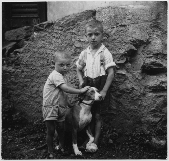 Mario e Elia Moghini con un cane a Comano