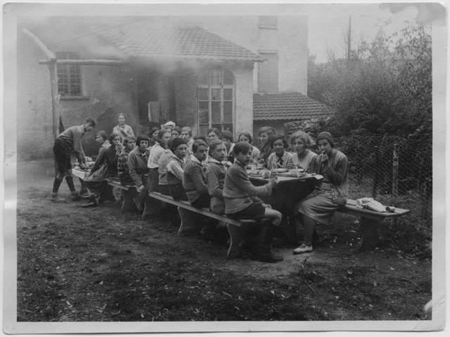 Alunni durante un pranzo all'aperto