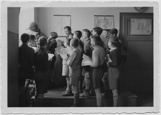 Studenti durante una lezione di utilizzo del telefono con il maestro Remo Canonica