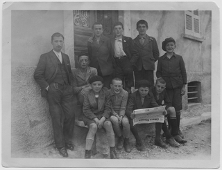 Classe scolastica in posa con il maestro Remo Canonica