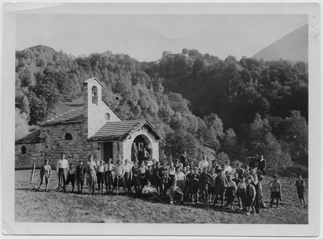 Gruppo in posa all'oratorio di Gola di Lago