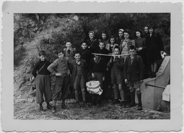 Scolaresca in posa con un aeroplanino