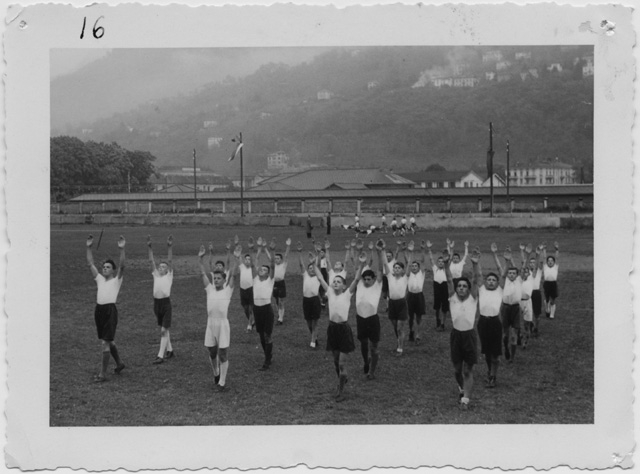 Ragazzi durante una lezione di ginnastica all'aperto