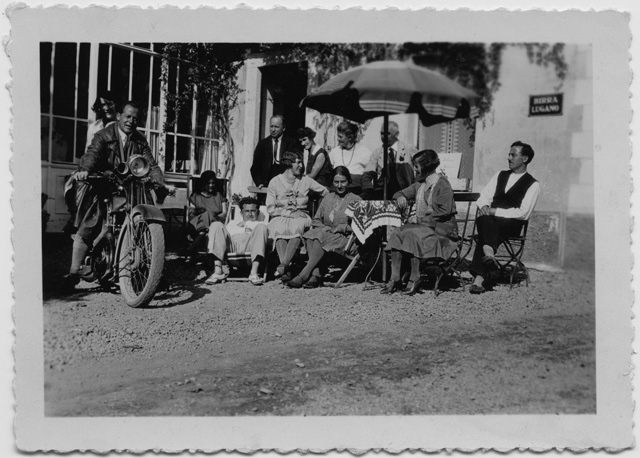 Gruppo davanti all'Hotel de la Poste a Sonvico