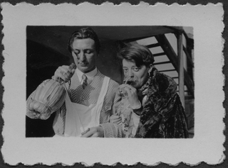 Mario e Irma Bernasconi bevono del vino