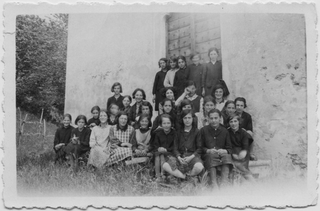 Classe femminile in posa davanti ad un edificio