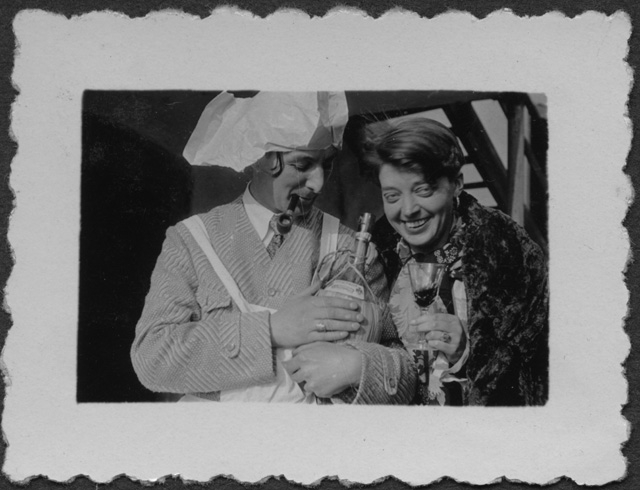 Mario e Irma Bernasconi si versano del vino